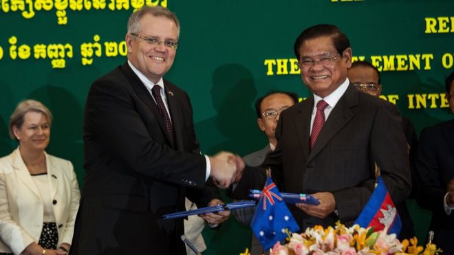 Министр иммиграции Австралии Скотт Моррисон и министр внутренних дел Камбоджи Сар Кхенг пожали друг другу руки после подписания соглашения о переселении беженцев в 2014 году