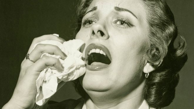 Mujer a punto de estornudar