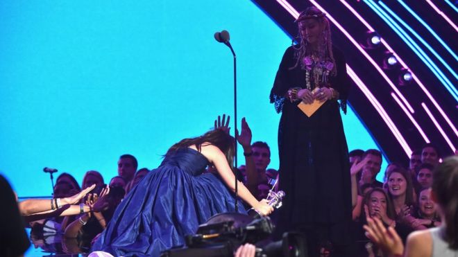 Камила кланяется Мадонне после получения награды за видео года