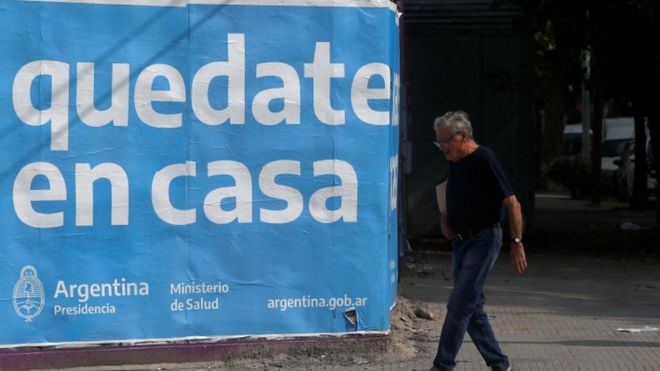 Outdoor em Buenos Aires pede que as pessoas fiquem em casa