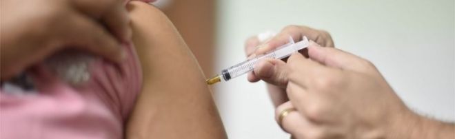 13 января 2017 года женщина получает вакцину против желтой лихорадки на посту общественного здравоохранения в Каратинге, в юго-восточном штате Минас-Жерайс, Бразилия.