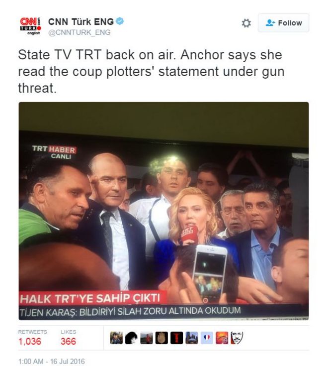 В твите говорится, что журналистка телекомпании TRT заявила, что ее заставили прочитать заявление заговорщиков под дулом пистолета