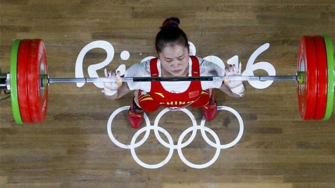 Deng Wei levantó 262 kilos.