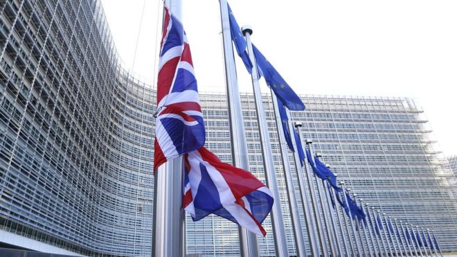 Флаги возле штаб-квартиры Комиссии ЕС в Брюсселе