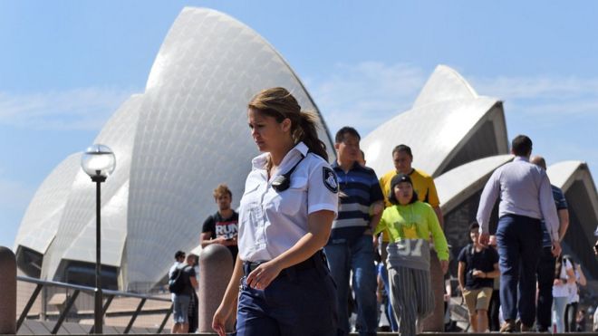 9 сентября 2016 года охранник патрулирует переднюю часть Сиднейского оперного театра,
