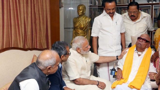 தினத்தந்தி நாளிதழின் பவளவிழாவில் பங்கேற்க சென்னை வந்த பிரதமர் நரேந்திர மோதி தி.மு.க. தலைவர் கருணாநிதியை அவரது இல்லத்தில் சந்தித்தார்.