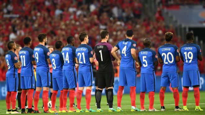 Сборная Франции по футболу выстраивается в линию перед матчем Евро-2016