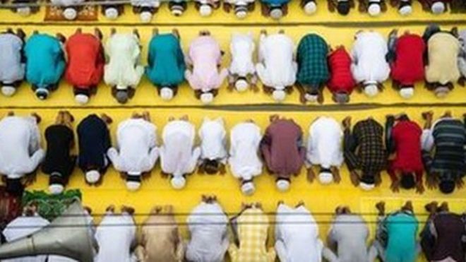 Des musulmans qui prient le front posé sur le sol