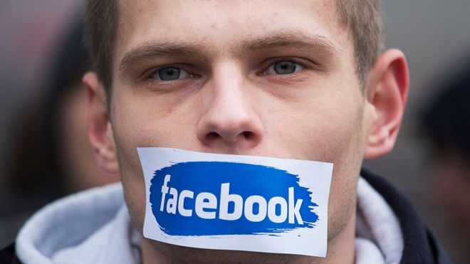 Manifestante de extrema derecha en Polonia marchando contra Facebook