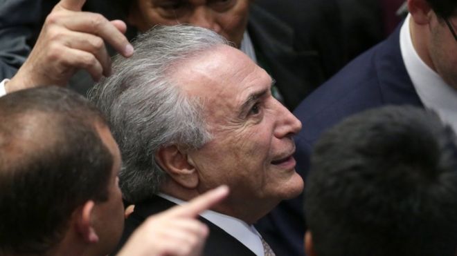 Президент Бразилии Мишель Темер смотрит на людей в галереях, когда он прибывает, чтобы принести президентскую клятву на Национальном конгрессе в Бразилиа,