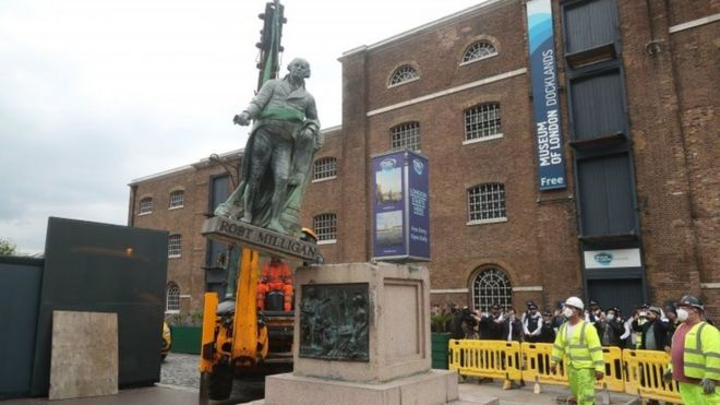 苏格兰商人、船主、农奴主罗伯特·米利根（Robert Milligan）的雕像被清除出伦敦码头博物馆