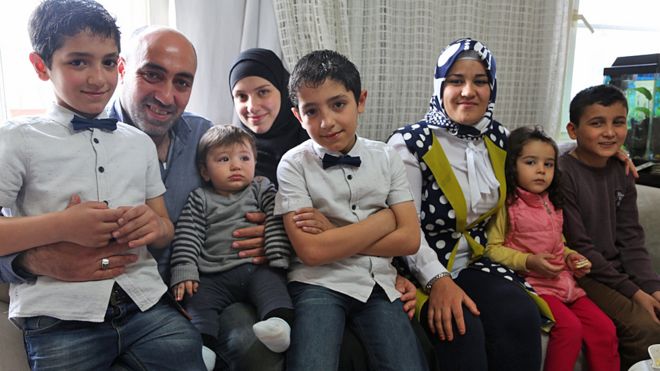 Слева направо: Халил и Ясмен Даба с тремя детьми и Джейлан Инс с двумя детьми
