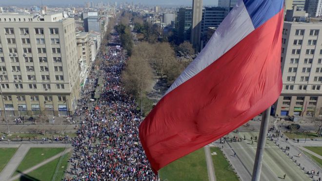 Miles de chilenos salieron a las calles de Santiago a protestar contra los fondos privados de pensiones, AFP.
