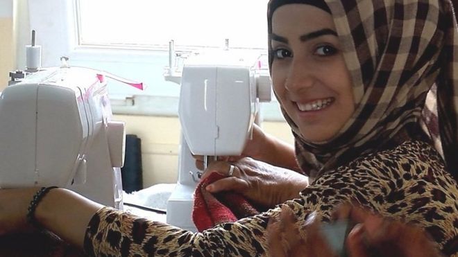 عراقية تتعلم الخياطة في جمعية "خياطة الامل"