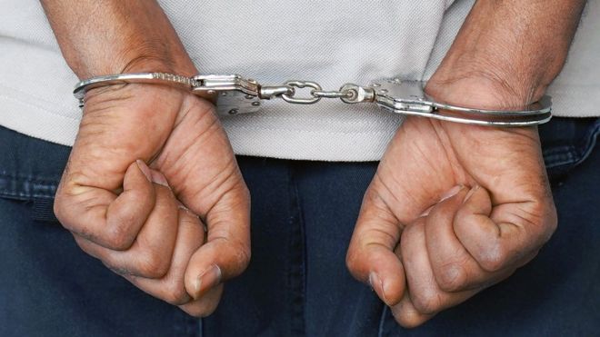 Арестован мужчина в наручниках на спине