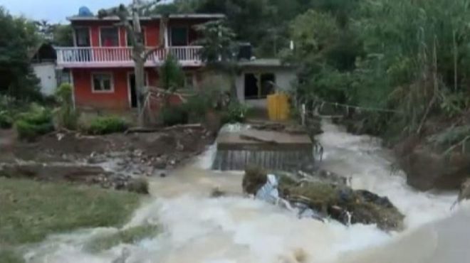 В результате оползней и наводнений, вызванных тропическим штормом Эрл, в Мексике погибли 38 человек.