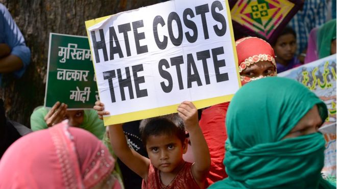 Молодой индийский демонстрант держит плакат на митинге в Дели в 2017 году в знак протеста против серии нападений на мусульман и далитов из низших касты со стороны индуистских дружинников