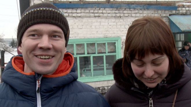 Антикремлевский активист Ильдар Дадин и его жена Анастасия Зотова после его освобождения из тюрьмы (26 февраля)