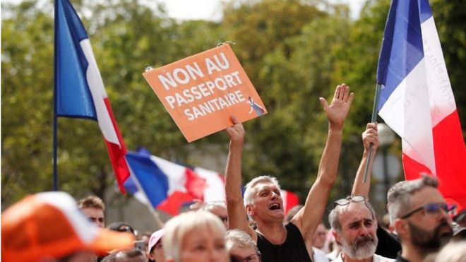 フランス政府のコロナ対策強化に反発　パリで衝突