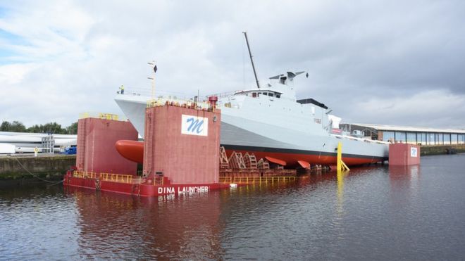 HMS Forth опускается в воду