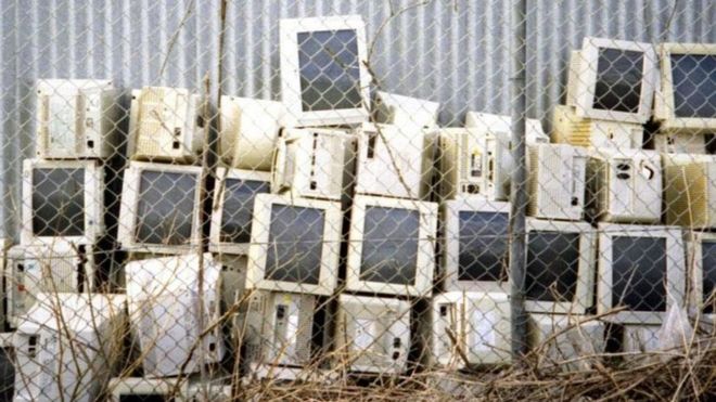 Un lote de computadoras en un basurero