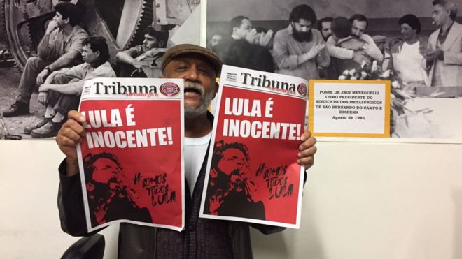 Sindicalista Januário Fernandes da Silva carrega jornal com manchete favorável a Lula