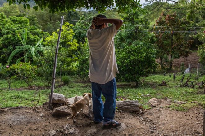 Jose Guadalupe Flores, de 45 anos, na propriedade da família em Acatlán