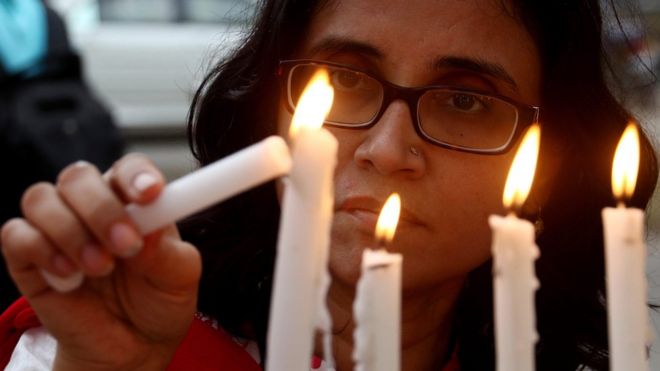 Люди зажигают свечи, чтобы оплакать жертв взрыва бомбы в Кветте, в Карачи, Пакистан, 9 августа 2016 года.