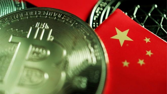Una representación del bitcoin y la bandera china
