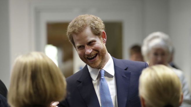 Príncipe Harry conversa con asistentes a una charla en un instituto de estudios internacionales en Londres