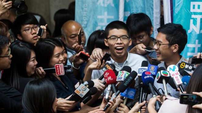 黃之鋒（中）與羅冠聰（右）在香港終審法院門外接受採訪（24/10/2017）