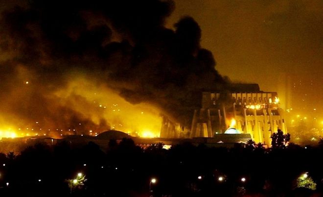 دخان كثيف يتصاعد في سماء بغداد بعد غزو القوات الأمريكية في عام ٢٠٠٣