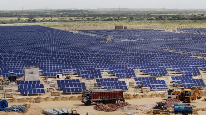 Солнечные панели на строящемся солнечном заводе в Роха Дичем в Бхадла