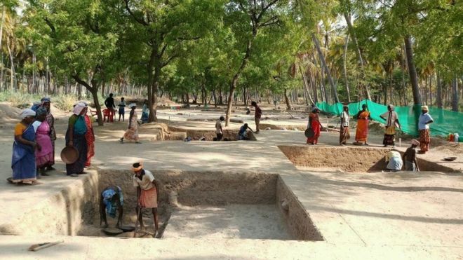 கீழடியில் இரட்டைச் சுவர் கண்டுபிடிப்பு: தோண்ட, தோண்ட தொல்பொருட்கள்