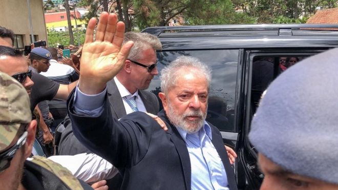 Луис Инасиу Лула да Силва отправляется на кладбище, чтобы присутствовать на похоронах своего 7-летнего внука в Сан-Бернардо-ду-Кампу, Бразилия, 2 марта 2019 года