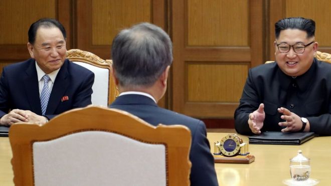Kim Yong-chol (L) and North Korean leader Kim Jong Un (R) in talks with South Korean President Moon Jae-in (C), 26 May 2018