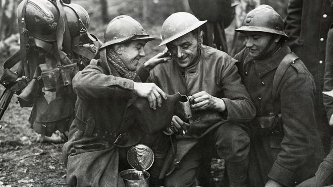 soldados británicos y franceses comparten bebidas alcohólicas 1939