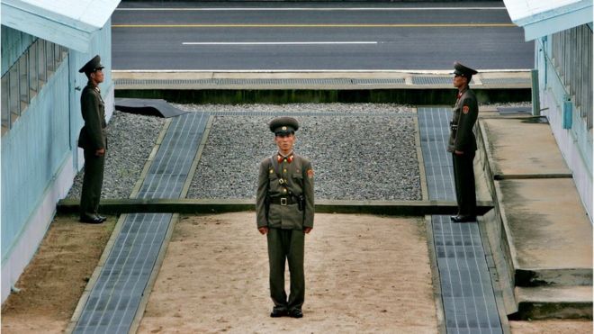 板門店の軍事境界線の隣に立つ北朝鮮兵士（2007年8月撮影）
