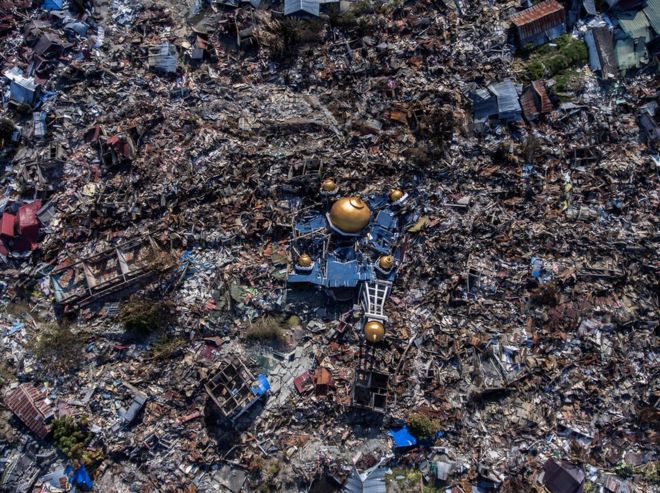 Аэрофотоснимок рухнувшей мечети на фоне обломков в