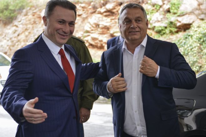 Никола Груевский (слева) приветствует премьер-министра Венгрии Виктора Орбана (справа) в Охриде, Македония, 28 сентября 2017 года