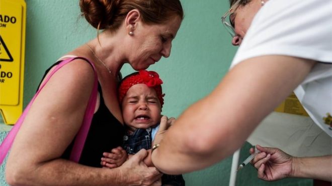 Ребенок получает прививку от желтой лихорадки в муниципалитете Майрипора в Сан-Паулу, Бразилия, 19 января 2018 года.