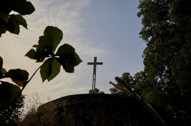 Крест на холме в районе Ватерлоо, Сьерра-Леоне.