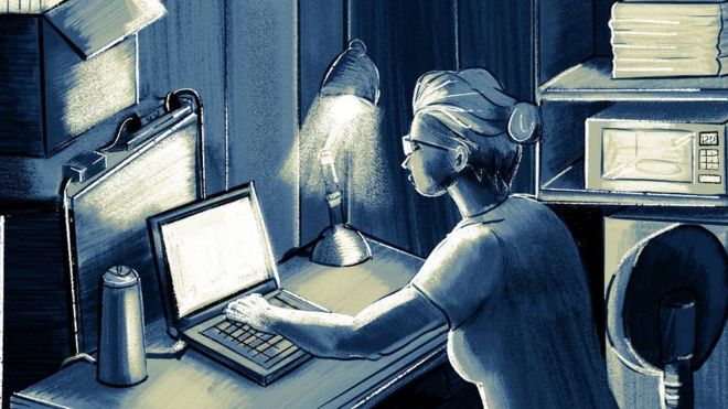 Ilustração de mulher trabalhando em ambiente escuro, com laptop, luminária e caixas