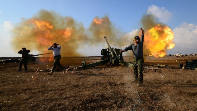 جنود عراقيون يقصفون أهدافا لتنظيم الدولة