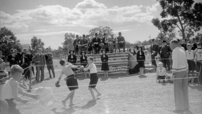 Демонстрация бокса в школе Фэйрбридж в Пинджарре, Западная Австралия