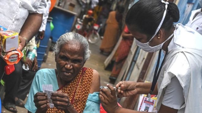 Pemberian vaksinasi dari rumah ke rumah di India