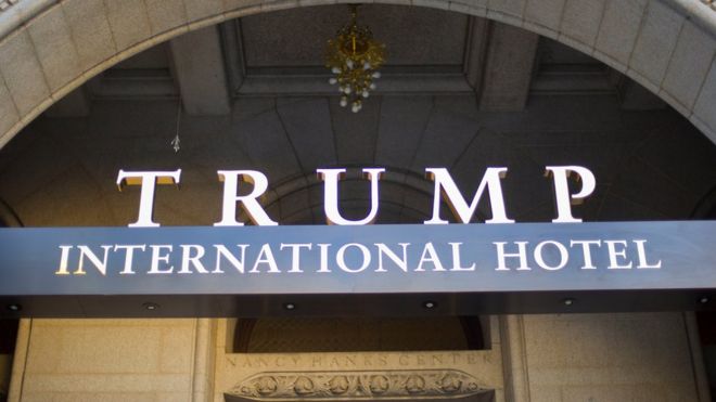 Внешний вид международного отеля Трампа в центре Вашингтона, понедельник, 12 сентября 2016 года. Роскошный отель Дональда Трампа, построенный в культовом здании в центре Вашингтона, готовится к открытию.