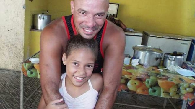 Leandro Monteiro abrazando a su hija, Vanessa