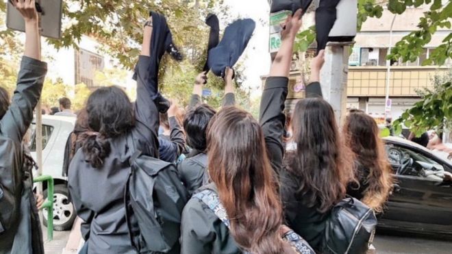 دانش آموزان دختر با برداشتن مقعنه بارها دست به اعتراض زدند