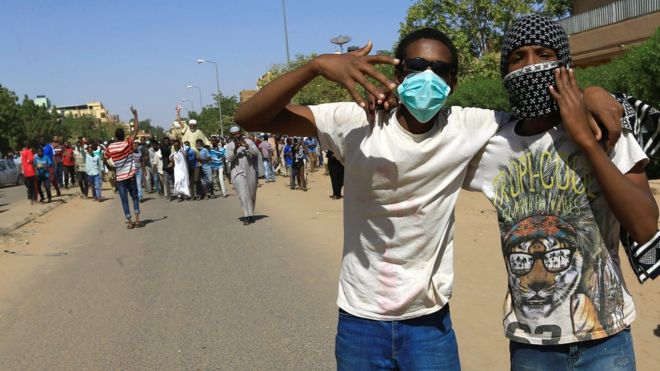 Суданские демонстранты выкрикивают лозунги возле дома демонстранта, который умер от огнестрельного ранения, полученного во время антиправительственных акций протеста в Хартуме, Судан, 18 января 2019 года.